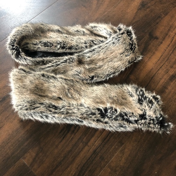 Banana Republic | Faux fur scarf - Picture 2 of 4